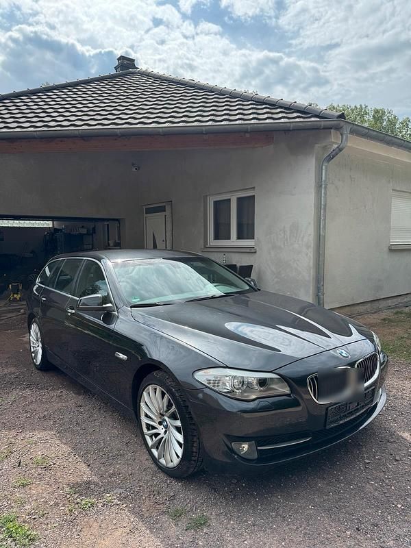 Schwarz Gebraucht 2013 BMW 520 Kombi | 7.900 € (Superpreis) - Bild 1/4