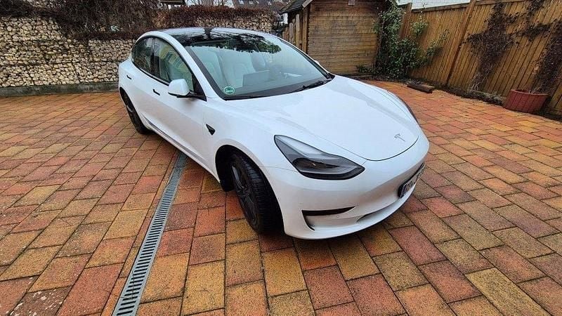 Weiß Gebraucht 2022 Tesla Model 3 Standard Range Plus Limousine | 20.500 € (Superpreis) - Bild 1/4