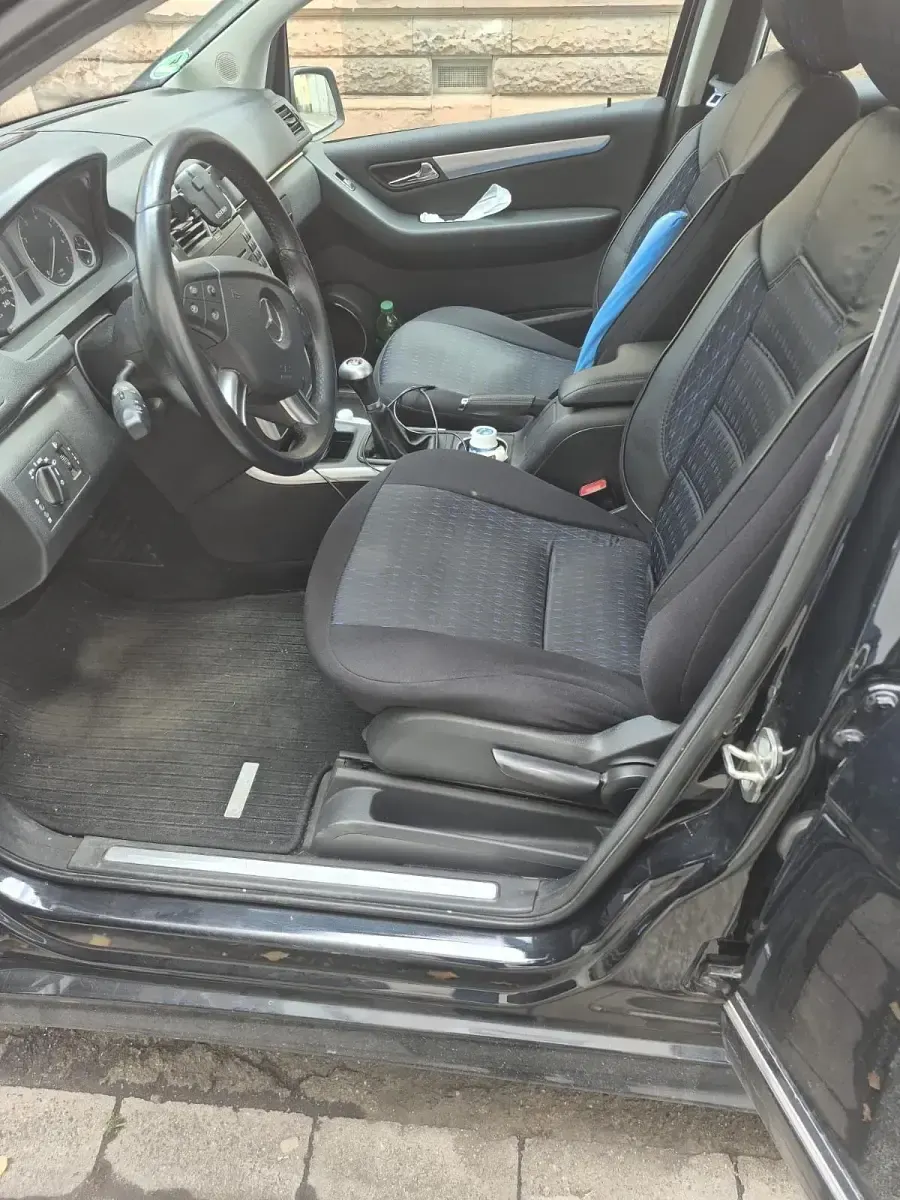 Gebraucht Mercedes B180 116 PS (85 kW) 2011 Schwarz Kleinwagen