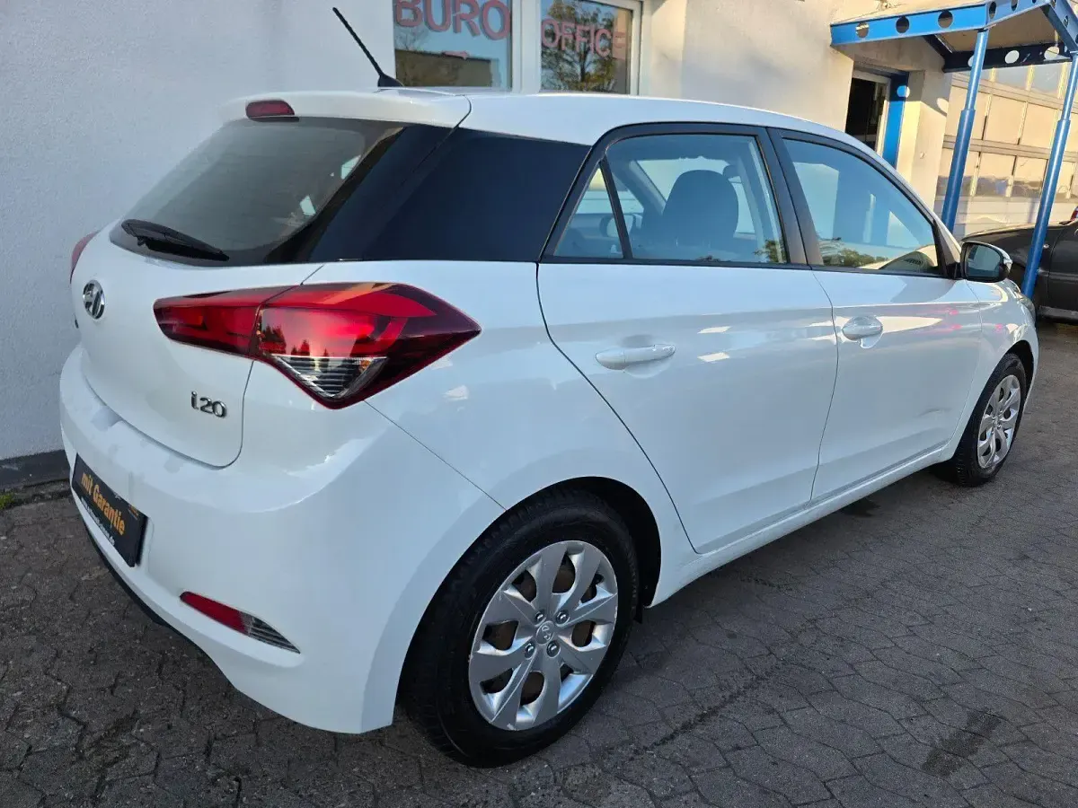 Gebraucht Hyundai i20 75 PS (55 kW) 2015 Weiß Kleinwagen