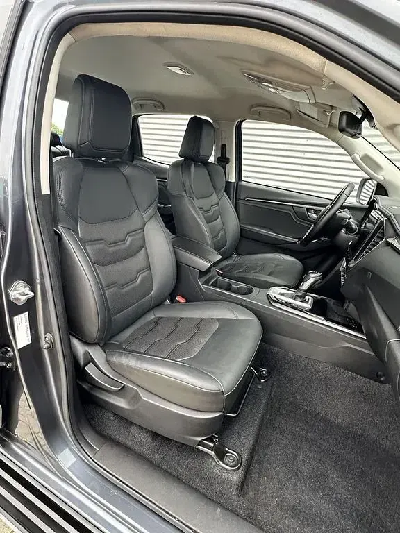 Gebraucht Isuzu D-Max 163 PS (119 kW) 2023 Grau Pickup