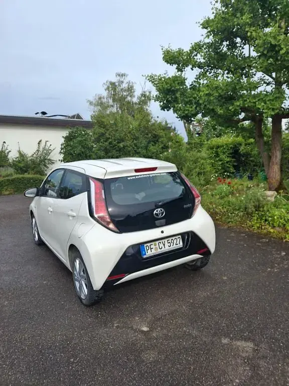 Gebraucht Toyota Aygo 69 PS (50 kW) 2016 Weiß Kleinwagen