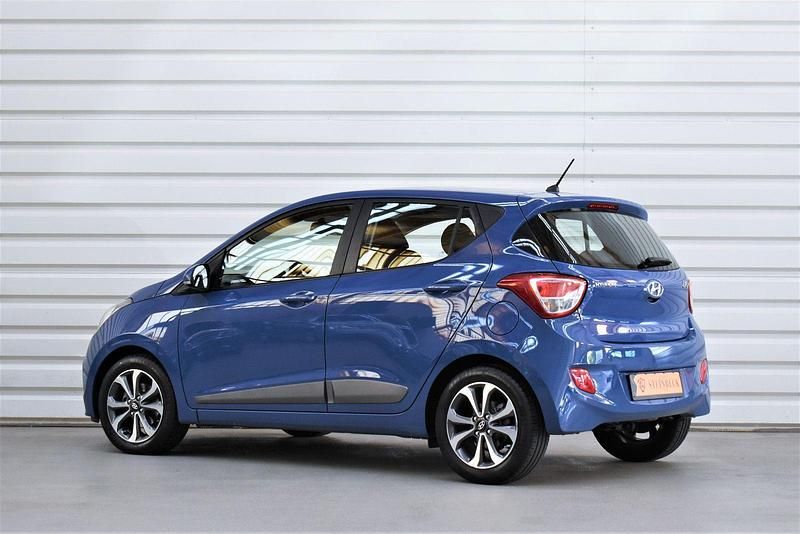 Gebraucht Hyundai i10 Edition+ 67 PS (49 kW) 2015 Blau Kleinwagen