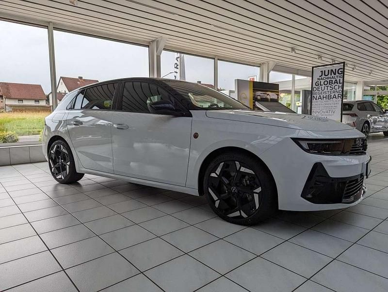Lack weiss banquise Gebraucht 2023 Opel Astra GSe Limousine | 39.500 € - Bild 1/4
