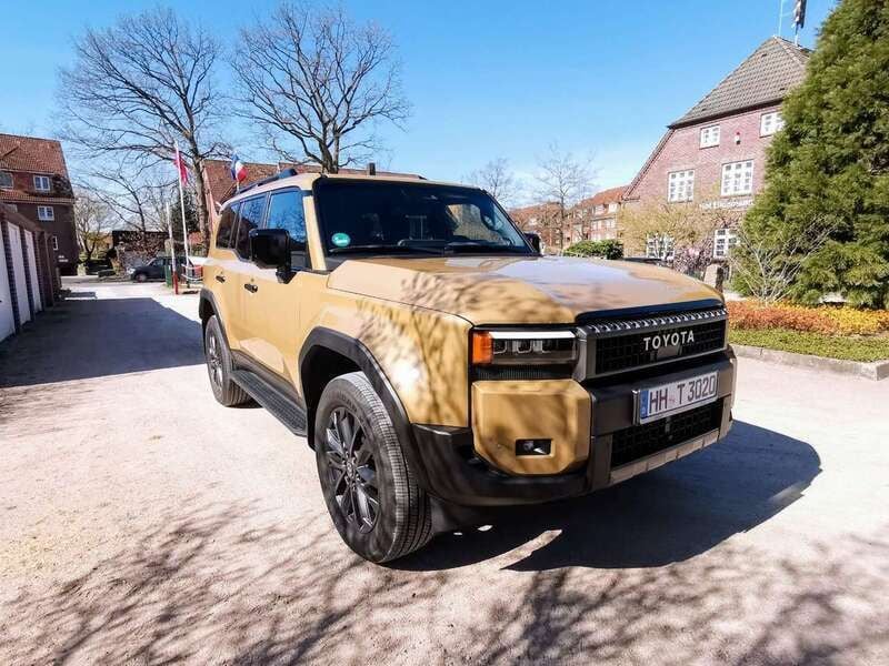 Gebraucht Toyota Land Cruiser TEC-Edition 205 PS (150 kW) 2024 Sand / light grey metallic SUV