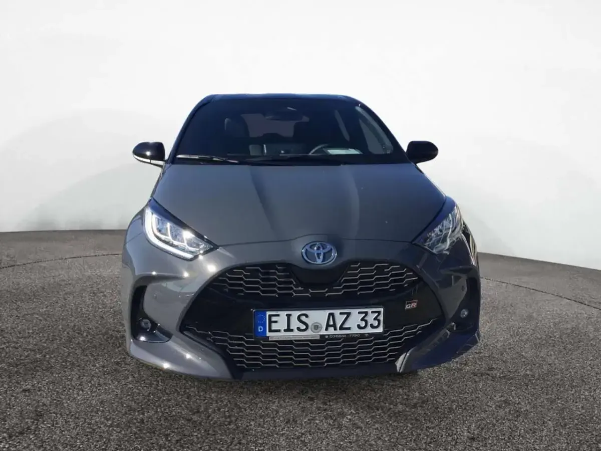 Gebraucht Toyota Yaris Sport 131 PS (96 kW) 2025 Ash grey metallic / black Kleinwagen