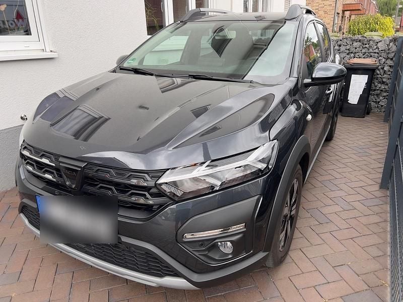 Grau Gebraucht 2022 Dacia Sandero Comfort Kleinwagen | 14.200 € (Fairer Preis) - Bild 1/4