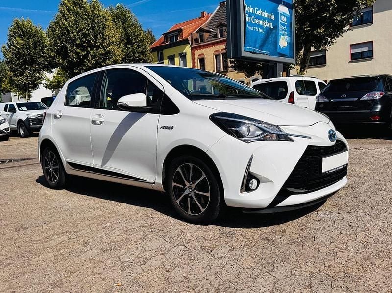 Weiß Gebraucht 2018 Toyota Yaris Hybrid Team Limousine | 13.900 € (Guter Preis) - Bild 1/4