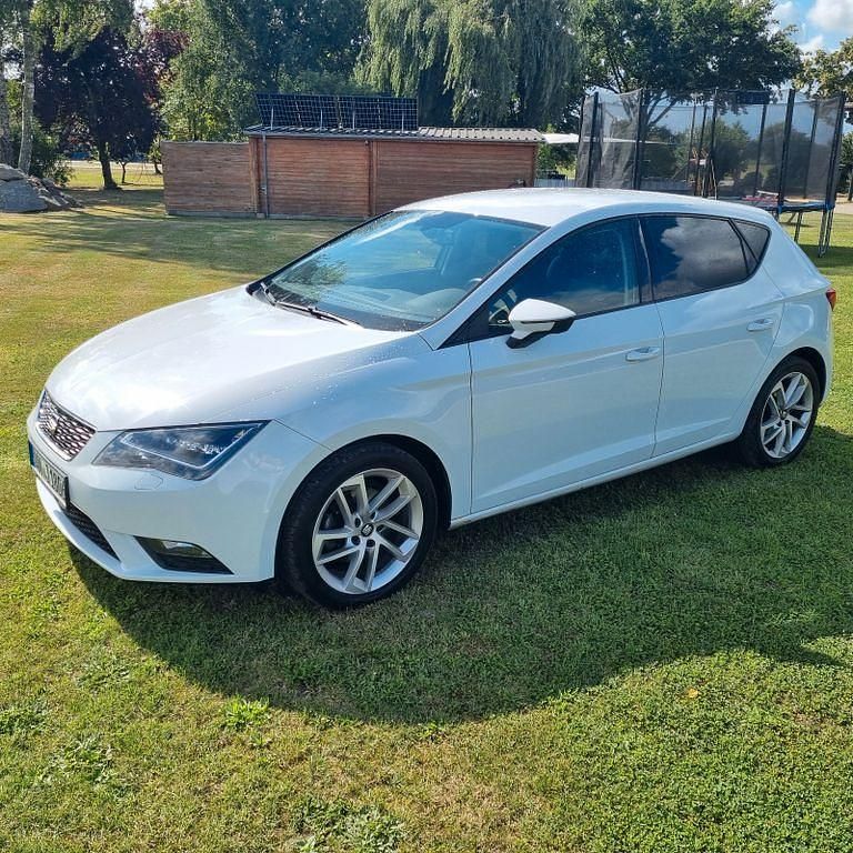 Weiß Gebraucht 2014 Seat Leon Style Limousine | 7.600 € (Guter Preis) - Bild 1/4