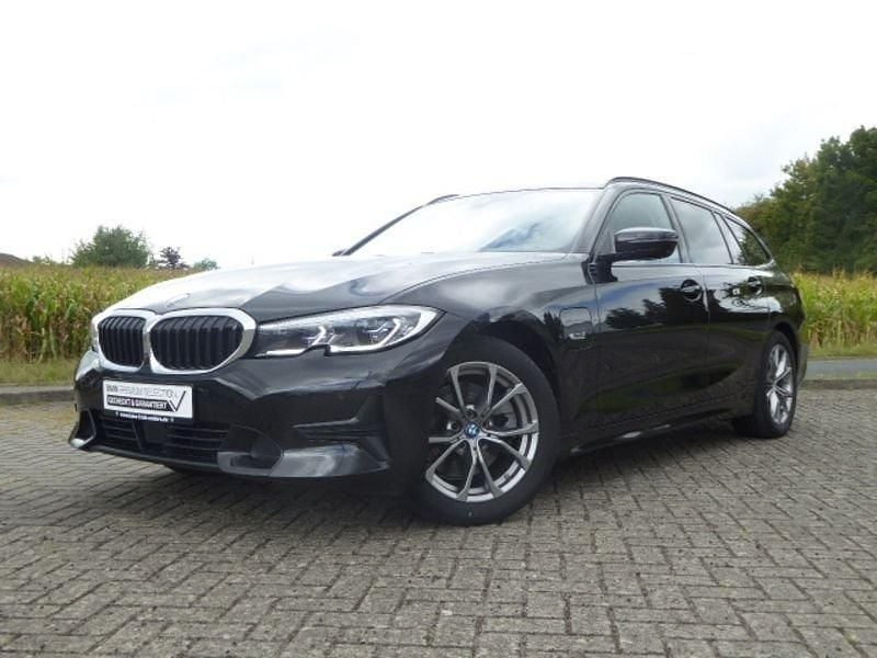 Schwarz Gebraucht 2022 BMW 320e Sport Line Kombi | 26.998 € (Fairer Preis) - Bild 1/4