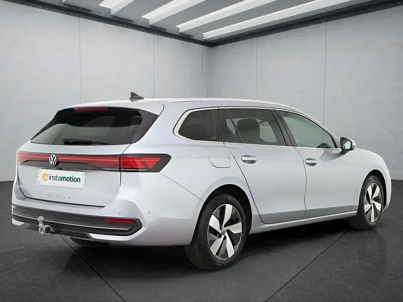 Gebraucht VW Passat 150 PS (110 kW) 2025 Silber Kombi