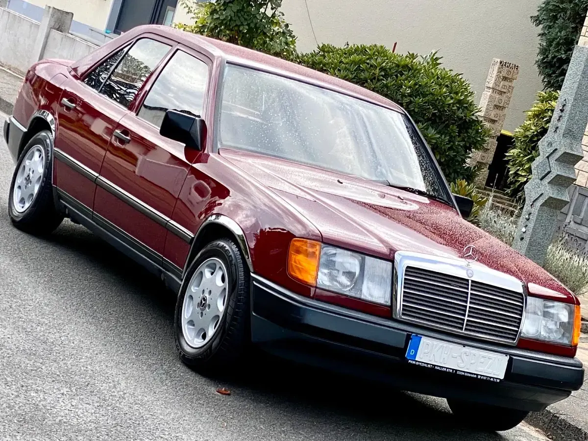 Gebraucht Mercedes 230 132 PS (97 kW) 1988 Rot Limousine