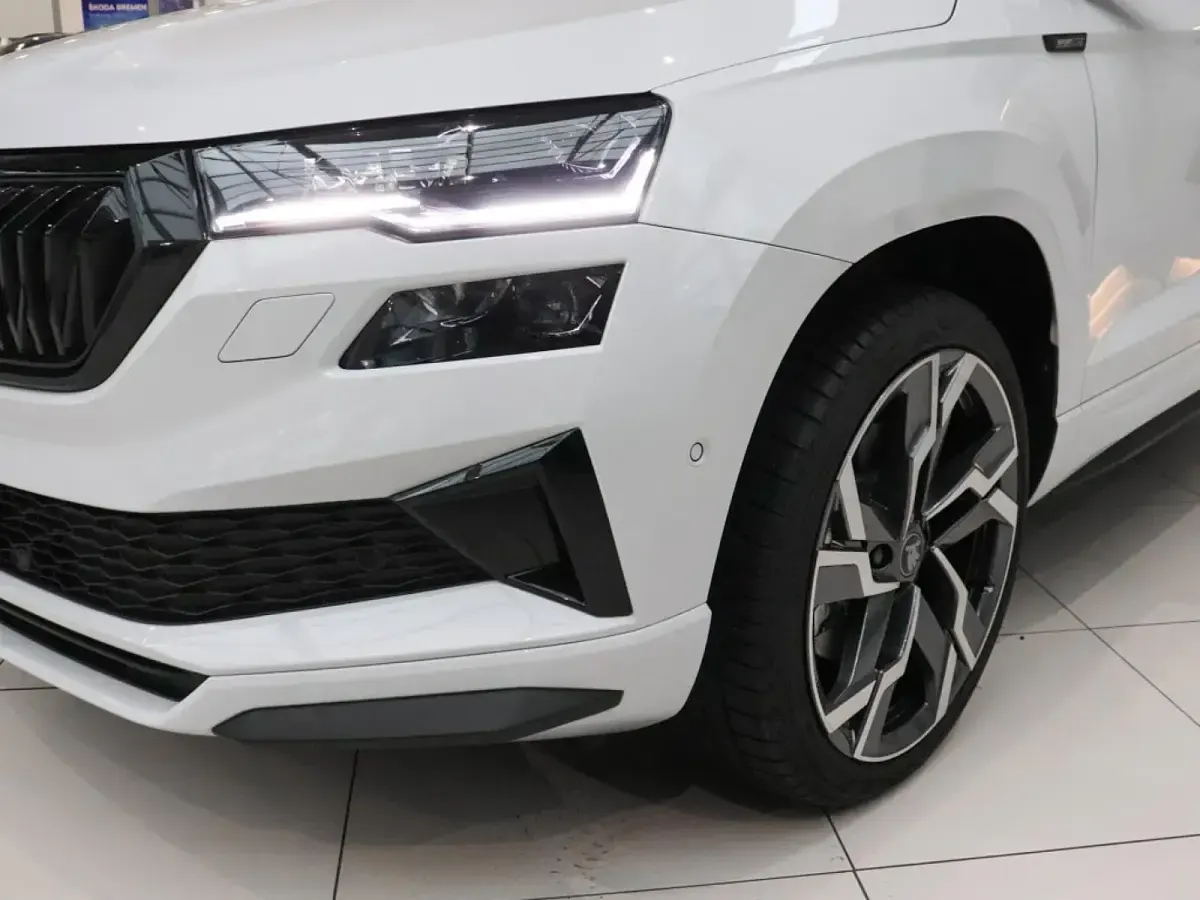 Neu Skoda Karoq SportLine 150 PS (110 kW) 2026 Moonweiß perleffekt (weiß) SUV