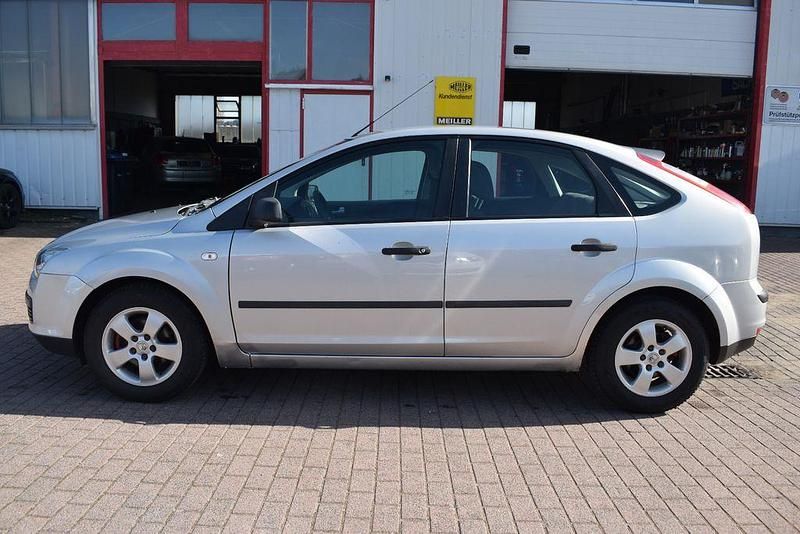 Gebraucht Ford Focus Trend 101 PS (74 kW) 2005 Silber Limousine