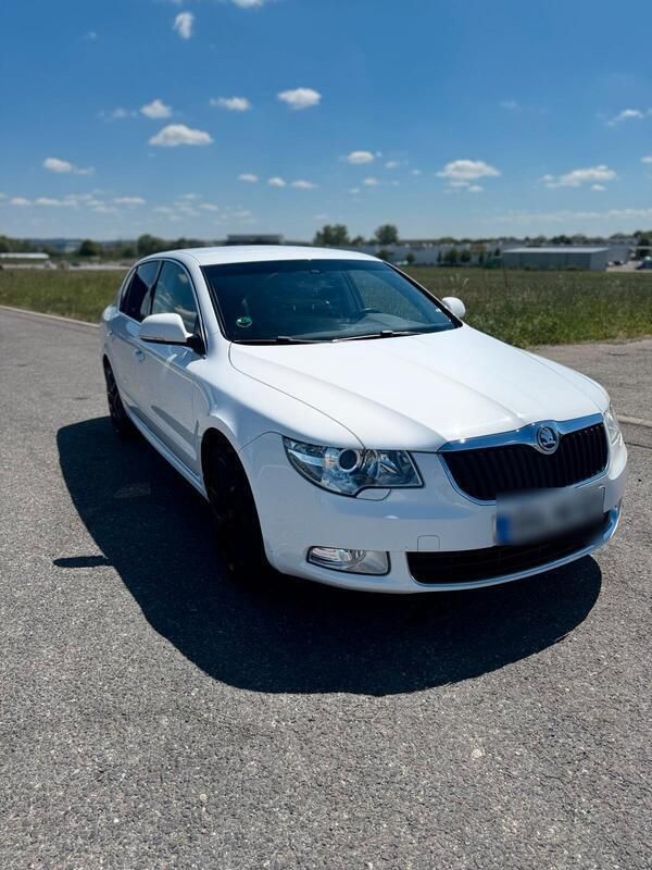 Weiß Gebraucht 2009 Skoda Superb Comfort Limousine | 4.800 € (Guter Preis) - Bild 1/4