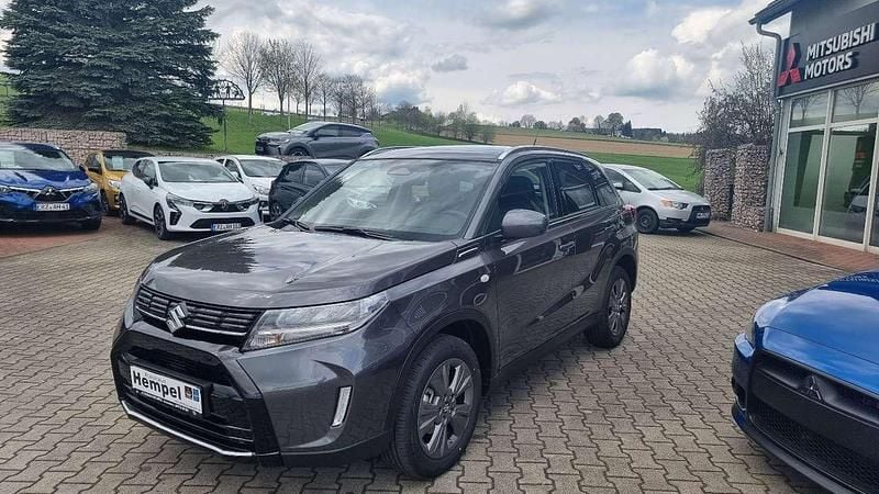 Grau Neu 2025 Suzuki Vitara Comfort SUV | 26.990 € (Fairer Preis) - Bild 1/4