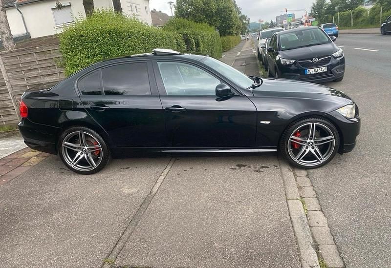 Gebraucht BMW 320 170 PS (125 kW) 2009 Schwarz Limousine
