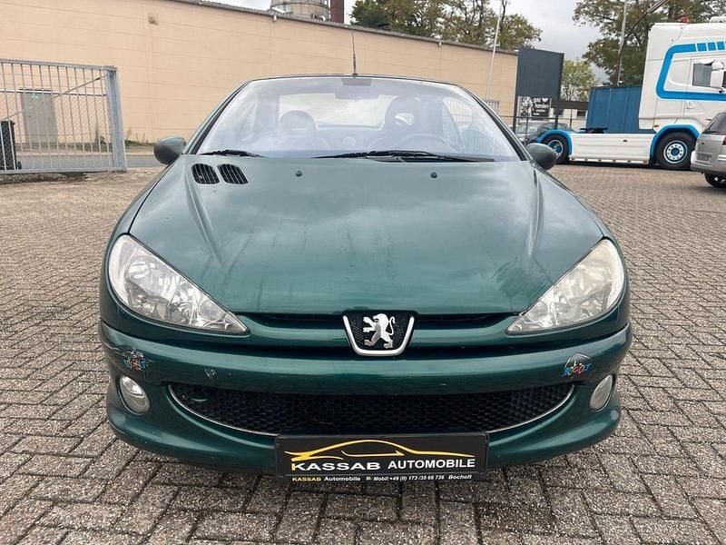 Grün Gebraucht 2003 Peugeot 206 CC Roland Garros Cabrio | 990 € (Superpreis) - Bild 1/4