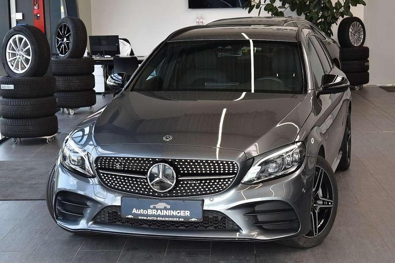 Selenitgrau Gebraucht 2020 Mercedes C300e AMG line Kombi | 28.950 € (Fairer Preis) - Bild 1/4