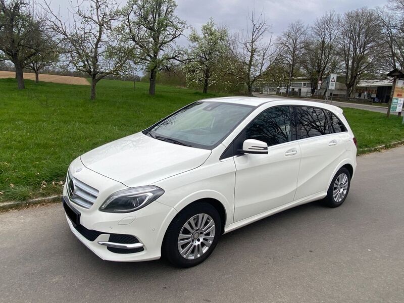 Weiß Gebraucht 2016 Mercedes B200 Style Van / Kleinbus | 14.500 € - Bild 1/4