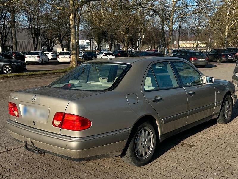 Gebraucht Mercedes E240 170 PS (125 kW) 1998 Beige Limousine