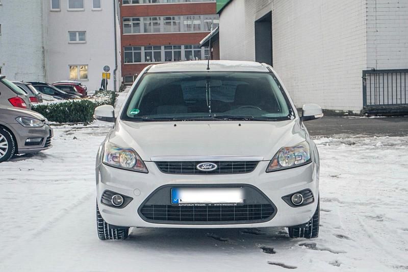 Grau Gebraucht 2009 Ford Focus Kleinwagen | 2.000 € (Guter Preis) - Bild 1/4