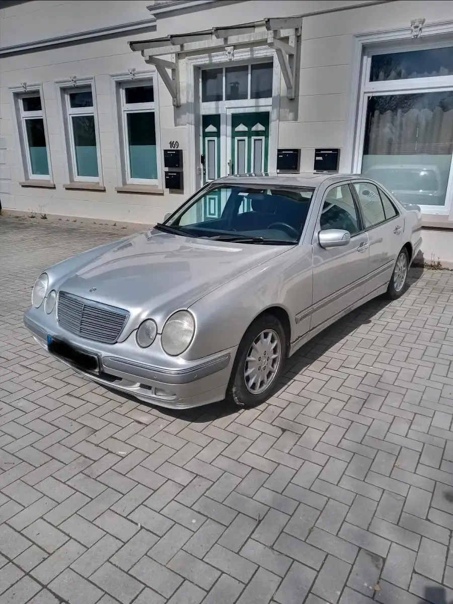 Gebraucht Mercedes E240 Elegance 170 PS (125 kW) 2001 Silber Limousine