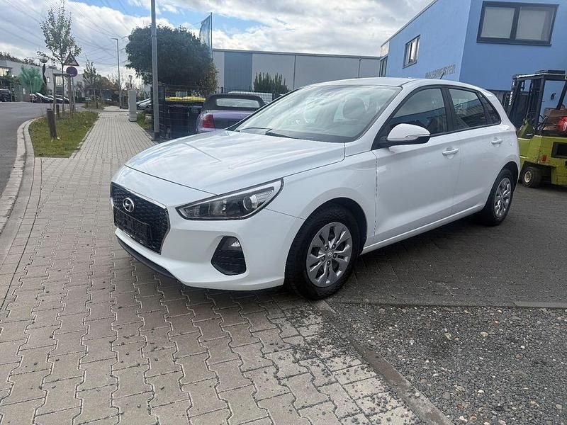 Weiß Gebraucht 2017 Hyundai i30 Select Limousine | 11.500 € (Fairer Preis) - Bild 1/4