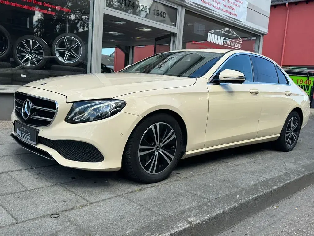 Gebraucht Mercedes E220 194 PS (142 kW) 2020 Gelb Limousine