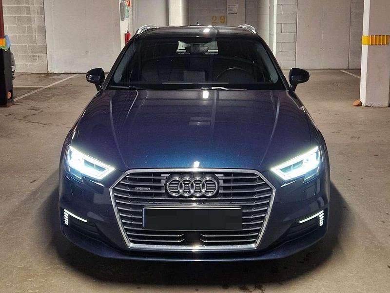 Blau Gebraucht 2018 Audi A3 Sportback e-tron Ambiente Limousine | 16.690 € (Fairer Preis) - Bild 1/4