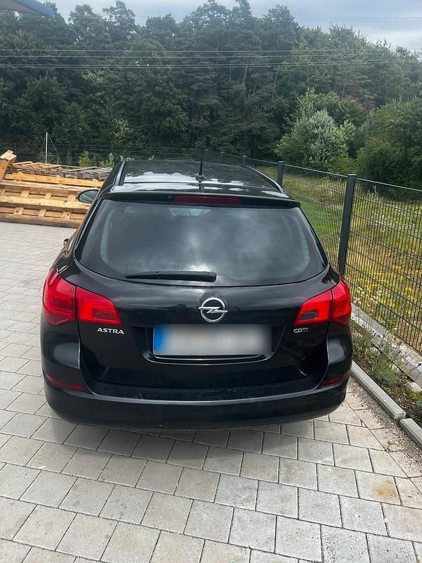 Schwarz Gebraucht 2012 Opel Astra Sport Kombi | 1.500 € - Bild 1/4