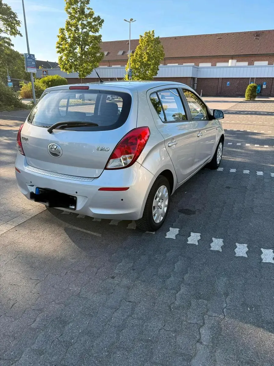 Gebraucht Hyundai i20 86 PS (63 kW) 2012 Silber Kleinwagen