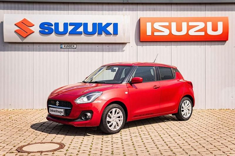 Burning red pearl met. Gebraucht 2021 Suzuki Swift Comfort Limousine | 14.460 € (Fairer Preis) - Bild 1/4