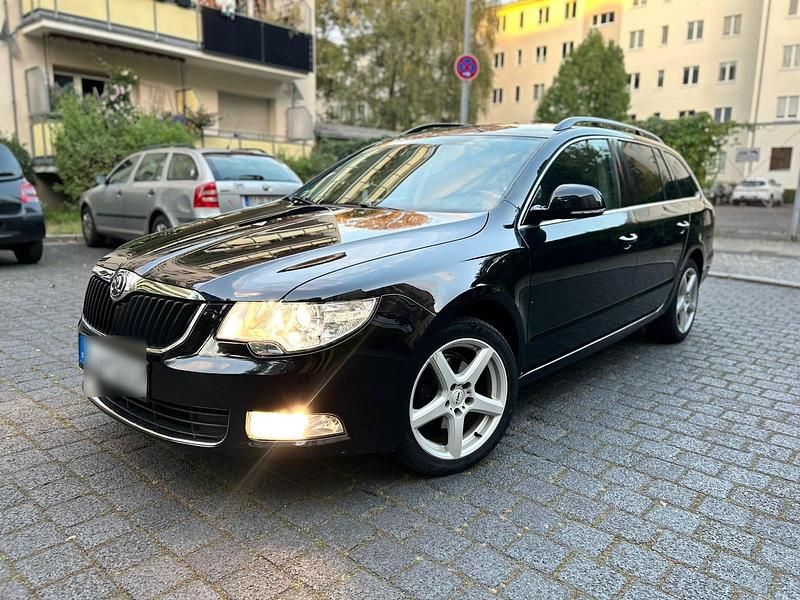 Schwarz Gebraucht 2011 Skoda Superb Kombi | 5.800 € (Guter Preis) - Bild 1/4