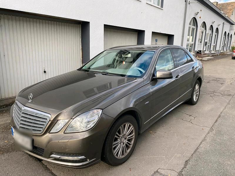 Braun Gebraucht 2010 Mercedes E300 Limousine | 7.500 € (Superpreis) - Bild 1/4