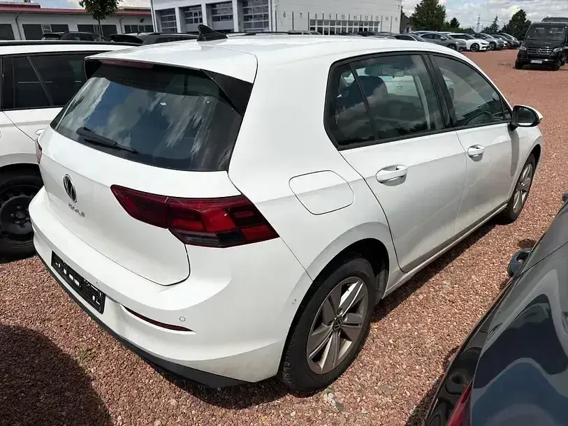 Gebraucht VW Golf VIII Life 131 PS (96 kW) 2023 Pure white Limousine