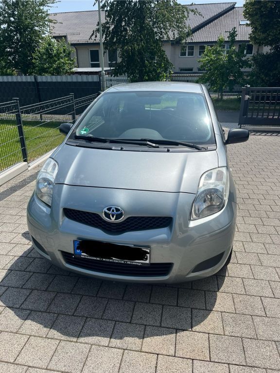 Grau Gebraucht 2010 Toyota Yaris Limousine | 2.500 € (Guter Preis) - Bild 1/4
