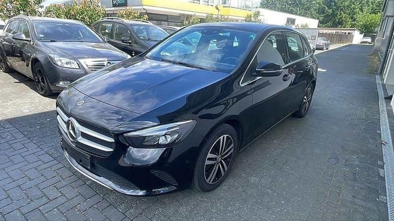 Schwarz Gebraucht 2022 Mercedes B200 Progressive Van / Kleinbus | 17.640 € - Bild 1/4