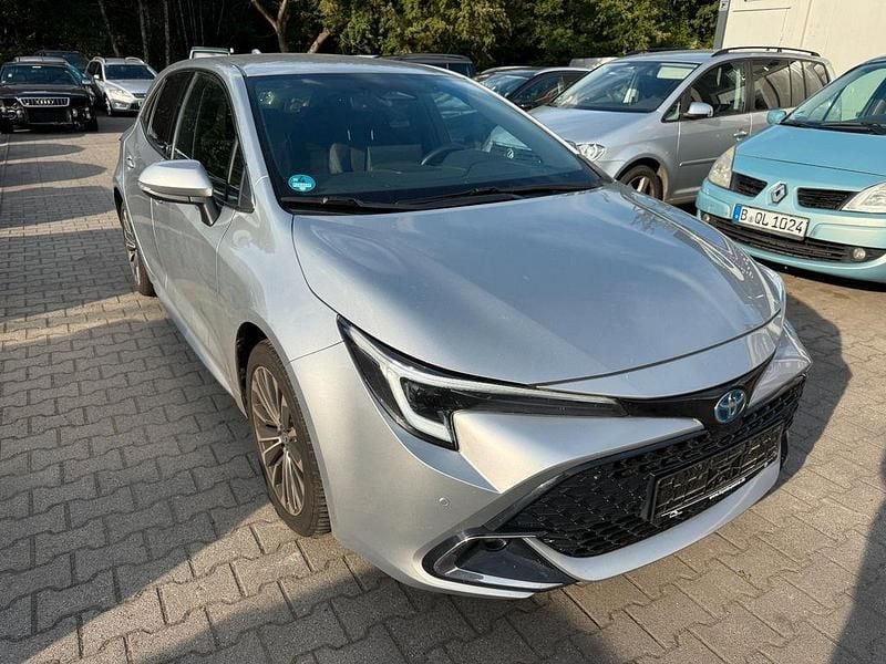 Silber Gebraucht 2023 Toyota Corolla Hybrid Team Limousine | 25.690 € (Fairer Preis) - Bild 1/4