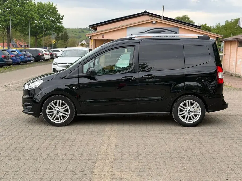 Gebraucht Ford Tourneo Courier 101 PS (74 kW) 2018 Schwarz Van / Kleinbus