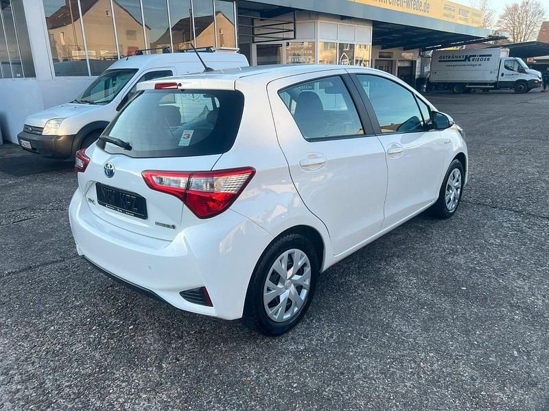 Gebraucht Toyota Yaris Hybrid 73 PS (53 kW) 2019 Weiß Kleinwagen