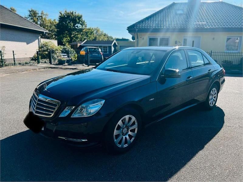 Blau Gebraucht 2011 Mercedes E350 Limousine | 8.900 € (Superpreis) - Bild 1/4