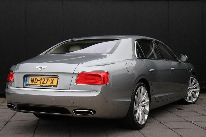 Begagnad Bentley Flying Spur 625 HK (459 kW) 2016 Grå Sedan