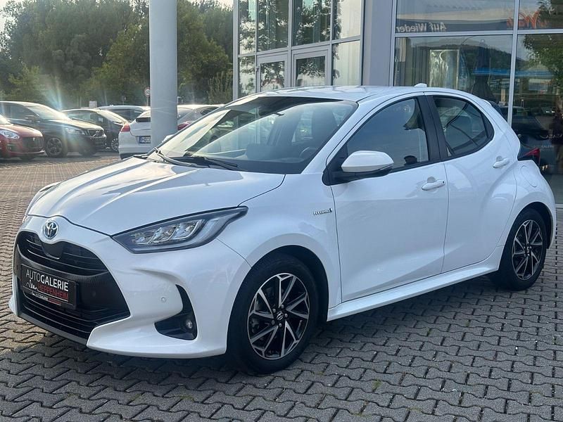 Weiß Gebraucht 2021 Toyota Yaris Hybrid Team Kleinwagen | 16.950 € (Guter Preis) - Bild 1/4