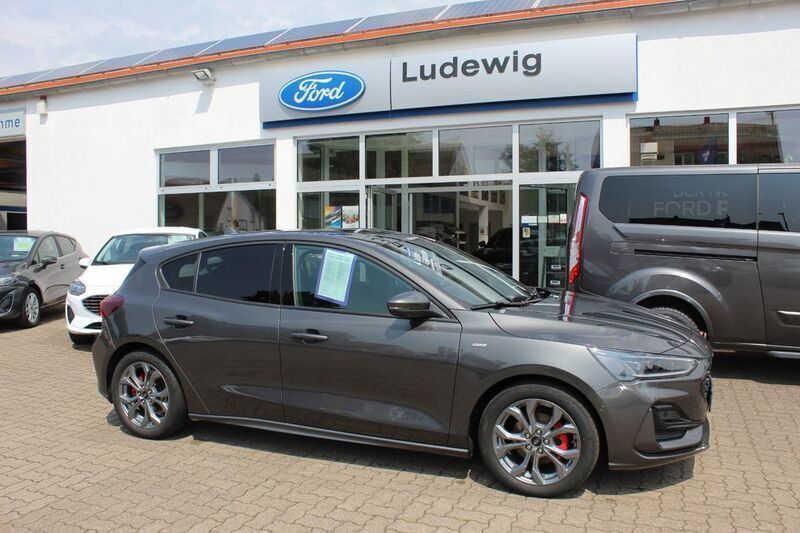 Grau Gebraucht 2022 Ford Focus ST-Line X Limousine | 21.990 € (Fairer Preis) - Bild 1/4