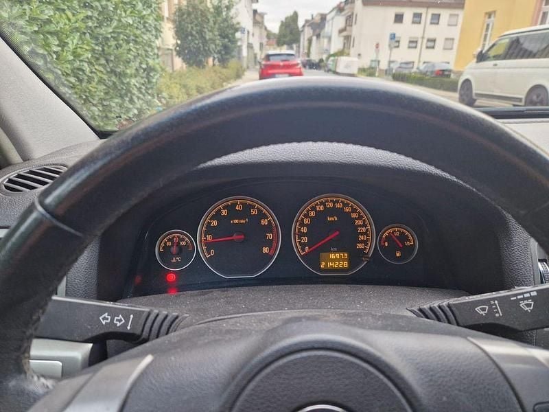 Grau Gebraucht 2008 Opel Vectra Limousine | 2.000 € (Fairer Preis) - Bild 1/4