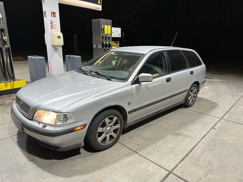 Gebraucht Volvo V40 122 PS (89 kW) 1999 Silber Kombi