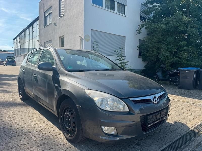Grau Gebraucht 2007 Hyundai i30 Limousine | 1.690 € (Fairer Preis) - Bild 1/4