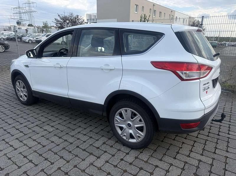 Gebraucht Ford Kuga Trend 150 PS (110 kW) 2016 Frostweiß SUV