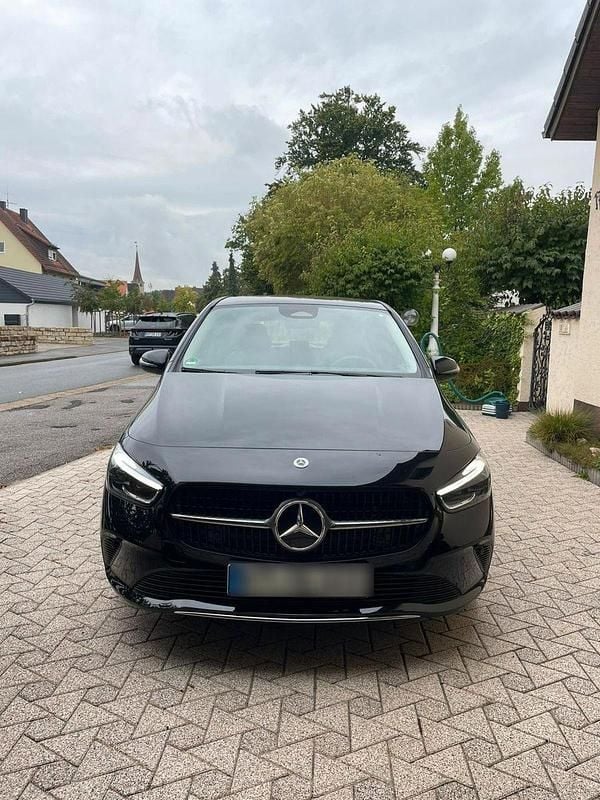 Schwarz Gebraucht 2024 Mercedes B200 Advanced Plus Van / Kleinbus | 34.900 € (Fairer Preis) - Bild 1/4